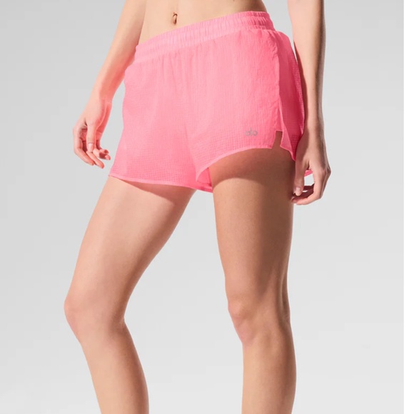 NWT Alo Yoga Game Time Short Neon Bubblegum Large - Picture 1 of 3
